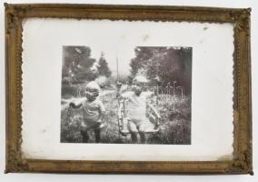 cca 1950 Bocsota (Zala), ifj. Szentkirályi Béla és Szentkirályi István kisgyerekként a hintában, fotó, 6x9 cm, dekoratív fém keretben,