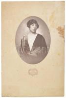 1920-30 Szentkirályi Istvánné Bogyay Stefánia Margit portréja, Székely Aladár felvétele, vintage fotó kartonon, karton foltos, 22,5x16,5 cm