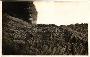 Erdélyi-középhegység, Muntii Apuseni; Stancile de basalt, Detunata / Siebenbürgisches Erzgebirge, Basaltfelsen / Bazaltszikla / basalt rock. Fot. Orig. J. Fischer