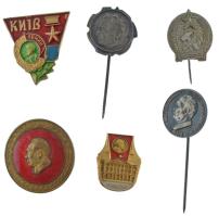 Vegyes jelvény és plakett tétel, benne: Kína ~1953 - 1970. Mao Ce-tung-ot ábrázoló aranyozott, zomán...