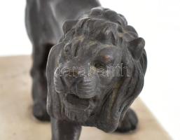 Jelzés nélkül: Oroszlán. Öntött, patinázott bronz, márvány talapzaton, 18x10x13cm