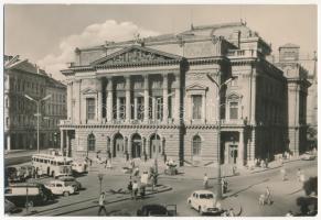 Budapest VIII. Nemzeti Színház (Népszínház) A Blaha Lujza téren, automobilok, autóbusz. Képzőművészeti Alap Kiadóvállalat, Fotó Dollinger Erhardt (20,9 x 14,3 cm) (EK)