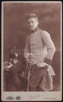 1905 Cs. és kir. dragonyos tiszt portréja, keményhátú kabinetfotó Strelisky budapesti műterméből, 21x13 cm / K.u.k. dragoon officers photo
