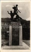 Budapest, Volt 1. honvéd és 1. népfölkelők gyalogezredének emlékműve a Fővám téren. Márton Ferenc és Siklódy Lőrinc alkotása, Hölzel Gyula felvétele / Hungarian military monument (EK)