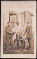 1915 Ville-sur-Yron (Franciaország), német katonák a nyugati fronton, borozáshoz, ebédhez készülve; I. világháborús fotólap, megírva, hátoldalán S.-B. b. 8. Inf.-Regt. M. G. Komp, ill. K.D. Feldpostexped. 33. Reserve-Div. bélyegzésekkel, 14x9 cm