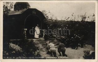 Istentisztelet a táborban. Cs. és kir. 61. gyalogezred Lukász Károly főhadnagy. Hadifénykép Kiállítás, Hadsegélyező Hivatal kiadványa / WWI Austro-Hungarian K.u.K. military field mass, soldiers praying, priest (EK)