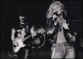 cca 1986 Menesdorfer Lajos (1941-2005) budapesti fotóművész hagyatékából 1 db vintage fotó, jelzés nélkül, ezüst zselatinos fotópapíron (Neoton Família), 20,7x29,5 cm