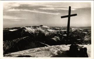 Borsa (Máramaros), Kilátás a Rebrű tetőről az Ünőkő felé. kereszt / Varful Ineu / mountain, cross