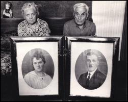 1975 Szabó Miklós: Együtt, jelzés nélküli vintage fotóművészeti alkotása, ezüst zselatinos fotópapíron, kartonra felragasztva, 17,8x22 cm