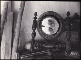 1975 Szabó Miklós jelzés nélküli vintage fotóművészeti alkotása, ezüst zselatinos fotópapíron, kartonra felragasztva (Törött tükör), 17,5x23,8 cm