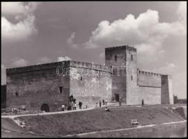 1974 Szávay névvel jelzett felvétel a gyulai várról, vintage fotó, ezüst zselatinos fotópapíron, 17,6x23,8 cm
