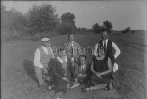 cca 1920-1930 Hölgyek és urak társasága a szabadban, üvegnegatív, 18x13 cm