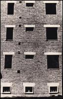 1964 Gyula, Koczka István: Épülő ház, feliratozott vintage fotóművészeti alkotás, ezüst zselatinos fotópapíron, 24x15 cm
