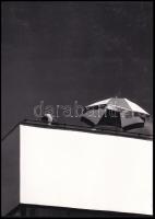 1966 Müller Ferenc vintage fotóművészeti alkotása, aláírva, ezüst zselatinos fotópapíron (Napozó), 23,5x16,7 cm