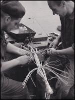 1963 Belicky Pál: Kábelszerelők, feliratozott és pecséttel jelzett vintage fotóművészeti alkotás, ezüst zselatinos fotópapíron, 24x18 cm