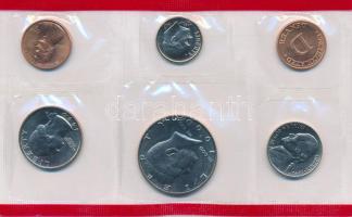 Amerikai Egyesült Államok 1990D 1c-1/2$ (5xklf) + "Denver" zseton, forgalmi sor eredeti tokban, tanúsítvánnyal, borítékban T:UNC USA 1990D 1 Cent - 1/2 Dollar (5xdiff) + "Denver" token, coin set in original case with certificate, in envelope C:UNC