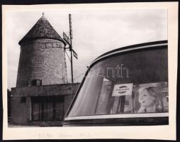1973 Müller Ferenc pecséttel jelzett vintage fotóművészeti alkotása (Pepsi és szélmalom), a karton hátoldalán Vadas Zsuzsa felvétele látható, ezüst zselatinos fotópapíron, 18x24 cm