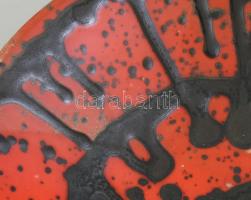 Karácsonyi Zsuzsa: Vörös-fekete dísztál. Mázas kerámia, kézzel festett, jelzett, hibátlan 28 cm