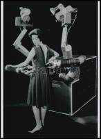 cca 1965 Az okos, ám elfoglalt férj, épített asszonykájának egy cipzár felhúzó robotot, de az ugyancsak okos gép még más időigényes feladatokat is elvégez a kis feleségnek, 1 db modern nagyítás, 21x15 cm