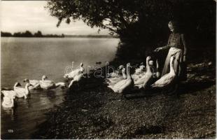 Libapásztorleány, magyar folklór / Hungarian folklore, goose-herd maid. Phot. Debreczeny József