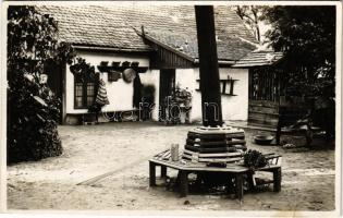 1932 Falusi ház udvara, magyar folklór / Hungarian folklore, courtyard of a peasant house. photo (EK)