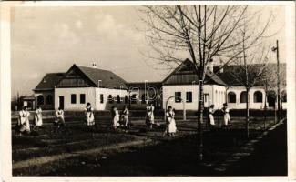 Kiskunhalas, Halasi csipkeház, magyar folklór / Hungarian folklore, lace house at Halas (fl)