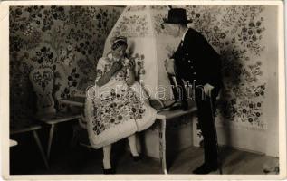 Kalocsa-vidéki parasztszoba, belső, magyar folklór. Népművészeti Ház kiadása / Hungarian folklore from Kalocsa, room in a peasant house, interior. Foto Csincsák (EK)