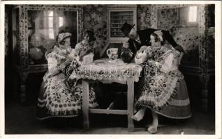 1938 Kézimunkázó Kalocsa-vidéki parasztlányok, magyar folklór. Népművészeti Ház kiadása / Hungarian folklore from Kalocsa, embroidering peasant girls. Foto Csincsák (EK)