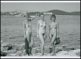 cca 1965 Barinők a tengerparton, szolidan erotikus felvétel, 1 db modern nagyítás, 15x21 cm