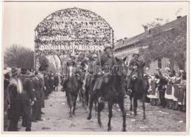 1938 Párkány, Stúrovo; bevonulás, Éljen Horthy! Mindent vissza! Győzött Magyarország! díszkapu, magyar zászló / entry of the Hungarian troops, decorated gate, Hungarian flag - Vitéz Thurzó Frigyes Központi Székkapitány Vitézi Rend Archív gondnok photo (non PC) (17,4 x 12,4 cm) (EK)