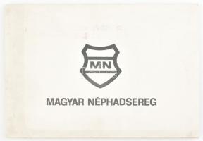 cca 1980-1990 Magyar Néphadsereg, 5 db harckocsikat, járműveket, katonákat ábrázoló nyomat, vászonon, paszpartuban, 14,5x9,5 cm méretben. Kiadói mappában.