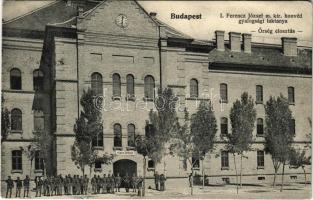 1907 Budapest IX. I. Ferenc József m. kir. honvéd gyalogsági laktanya, őrség elosztás a Törzs épület előtt. Üllői út 127., Henzel Mihály kiadása (EK)