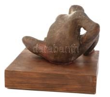 Tüskehúzó. Kerámia kisplasztika, jelzés nélkül fa alapon. 22 cm, m: 18 cm