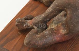 Tüskehúzó. Kerámia kisplasztika, jelzés nélkül fa alapon. 22 cm, m: 18 cm