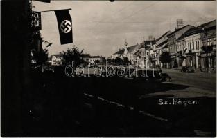 1940 Szászrégen, Reghin; bevonulás, horogkeresztes zászlók, automobilok / entry of the Hungarian troops, swastika flags, automobiles. photo (EK)