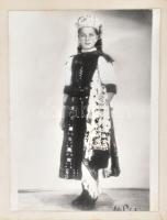 cca 1920-1940 Kalotaszegi pártás leány fotója, fotó kartonon, korabeli nagyítás, 39x28 cm, karton: 44x34 cm