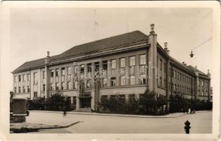 Ungvár, Uzshorod, Uzhhorod, Uzhorod; M. kir. rendőrkapitányság. Kacsurek István fényképész kiadása / police station (EK)