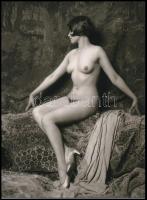 cca 1925 Lopott órák gyönyörei, szolidan erotikus felvétel, 1 db modern nagyítás, 21x15 cm