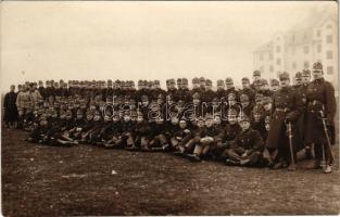 1915 Osztrák-magyar katonák csoportja / WWI Austro-Hungarian K.u.K. military, group of soldiers. photo + "K.u.K. Feldkanonenregiment Nr. 4. Ersatzkader"