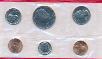 Amerikai Egyesült Államok 1984D 1c - 1/2$ (5xklf) forgalmi sor műanyag csomagolásban + verdei zseton T:UNC USA 1984D 1 Cent - 1/2 Dollar (5xdiff) coin set in foil packing + mint jeton C:UNC