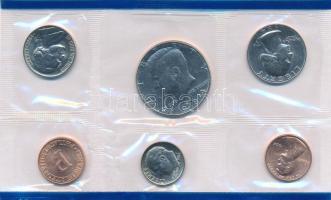Amerikai Egyesült Államok 1984P 1c - 1/2$ (5xklf) forgalmi sor műanyag csomagolásban + verdei zseton T:UNC USA 1984P 1 Cent - 1/2 Dollar (5xdiff) coin set in foil packing + mint jeton C:UNC