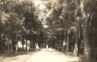 1926 Nagymágocs, Károlyi kastély park játszó gyerekekkel. photo