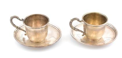 1898 2 db ezüst (Ag) mokkás csésze, aljjal. jelzett, ajándékozási gravírozással, kis horpadással össz: 125 g
