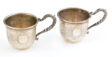 1898 2 db ezüst (Ag) mokkás csésze, aljjal. jelzett, ajándékozási gravírozással, kis horpadással öss...
