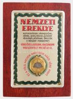 cca 1920-1930 Nemzeti Ereklye, "Ércbulla", irredenta emléktárgy Nagy-Magyarország vármegyéinek földjéből származó porszemekkel, Országos Magyar Hadimúzeum Egyesület, festett fém lap, lakkozott fa alapon, szép állapotban 9x13 cm