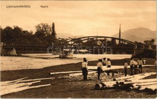 Liptószentmiklós, Liptovsky Mikulás; Vág híd, tutajosok fa előkészítés közben / Váh river bridge, rafters preparing the wood