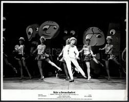 cca 1964 ,,Kár a benzinért" című magyar film jelenetei és szereplői (köztük Pécsi Sándor, Szemes Mari, Sinkovits Imre, Major Tamás, Kállai Ferenc), 13 db vintage produkciós filmfotó, ezüst zselatinos fotópapíron, a használatból eredő (esetleges) kisebb hibákkal, 24x30 cm