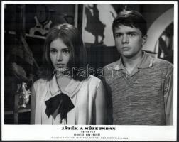 cca 1965 ,,Játék a múzeumban" című magyar film jelenetei és szereplői (köztük Gábor Miklós, Dal...