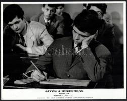 cca 1965 ,,Játék a múzeumban" című magyar film jelenetei és szereplői (köztük Gábor Miklós, Dal...