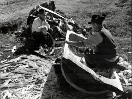 cca 1967 Teknővájó mesterség, Vincze János (1922-1999) kecskeméti fotóművész hagyatékából, jelzés nélküli vintage fotó, ezüst zselatinos fotópapíron, 30x40 cm